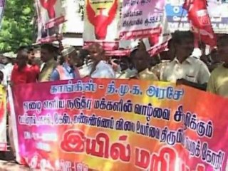 Протестующие сжигают чучела и перекрывают дороги