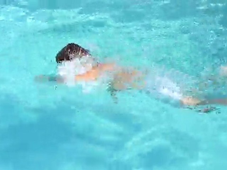 20100628 Alex nage le crawl piscine Corse
