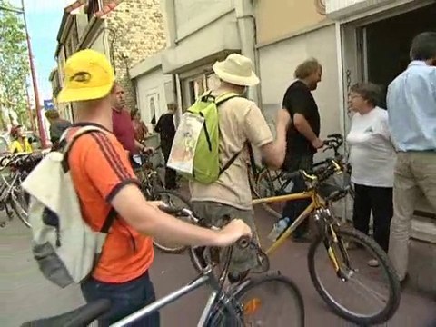 Calaisis TV: Un tour à vélo pour le droits des migrants