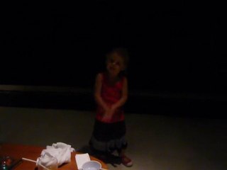 Chloe chante et dance