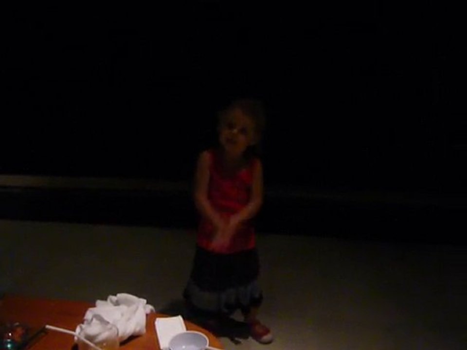 Chloe chante et dance
