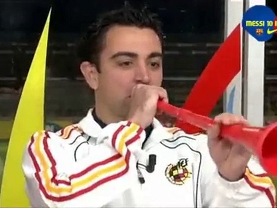 Xavi in difficoltà con la Vuvuzela