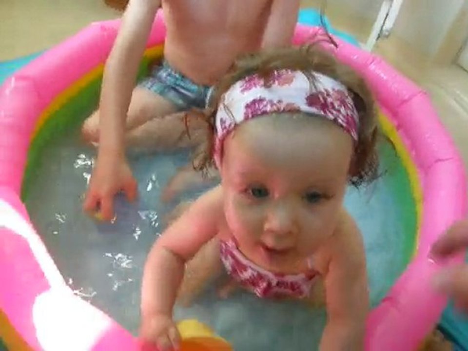 Romane et Esteban pataugeoire