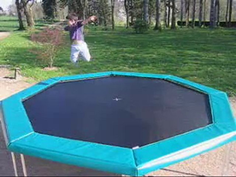 Et ça saute sans s'arrêter sur le trampoline... - France Trampoline