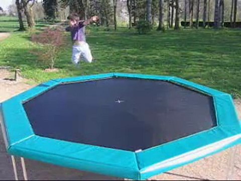 Et ça saute sans s'arrêter sur le trampoline... - France Trampoline