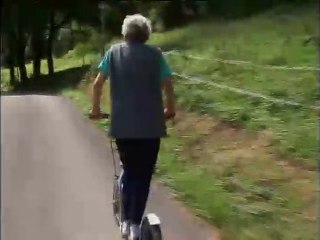 87 ans et roule en ... trotinette !