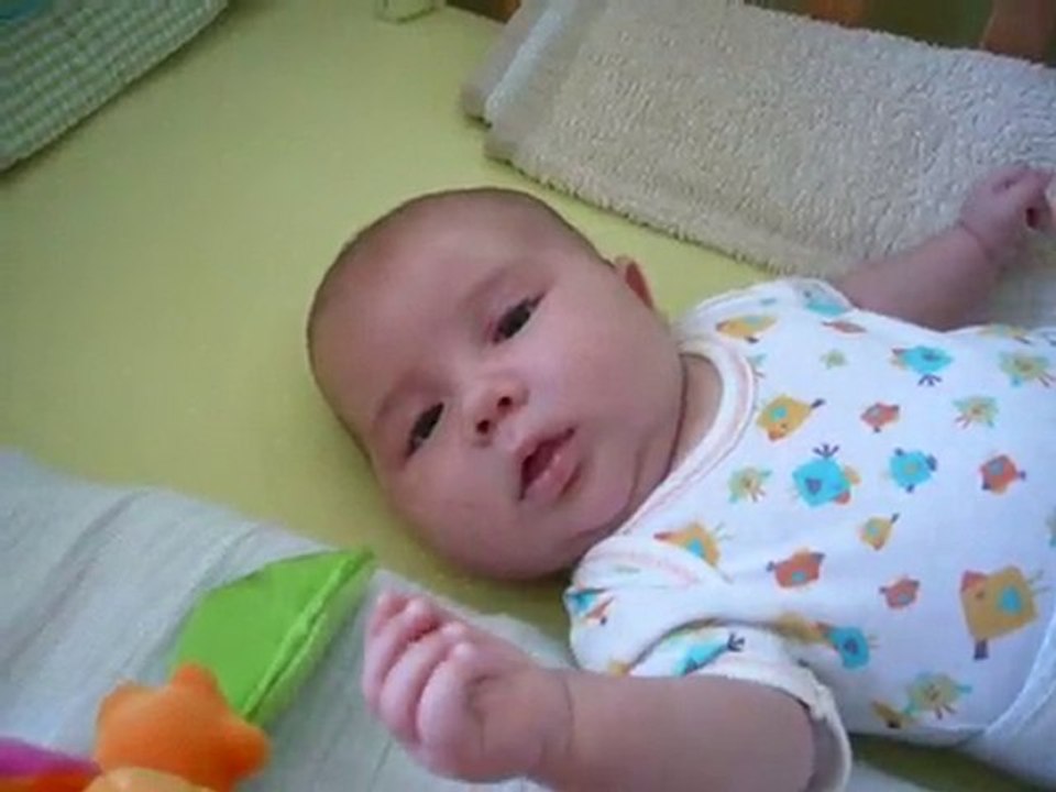 ZOE 2010_07_11 zoé aime son mobile