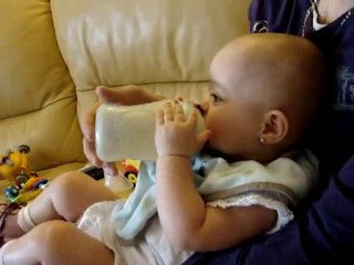 Alexandra tient son biberon