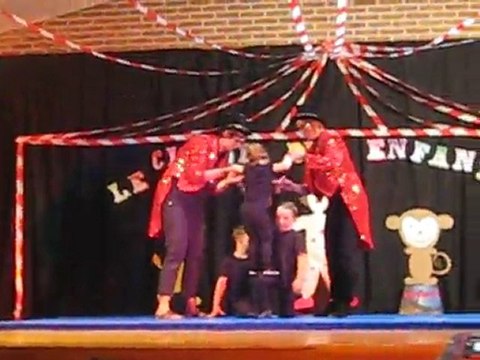 Le Cirque des Enfants Zélie fait l'accrobate