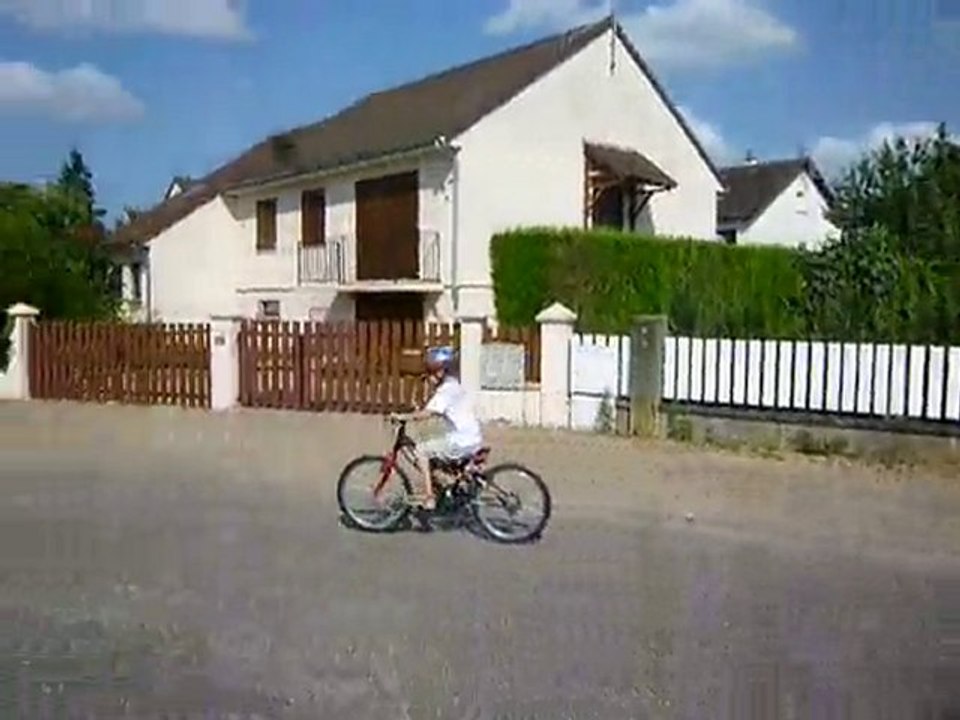 Théo sur le grand vélo (en chantant scooby-doo)