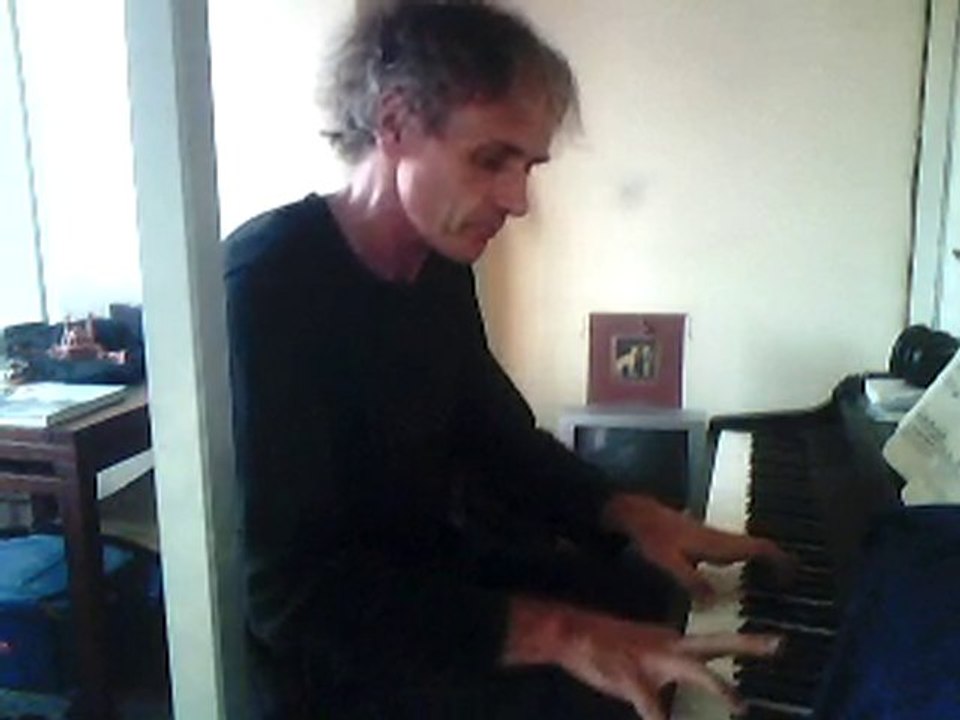 Le Mille-pattes, Le Perce-oreille (01:04)