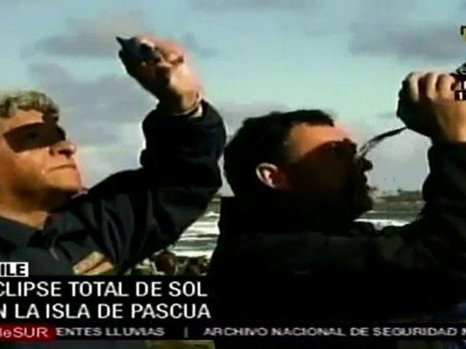 Miles observan eclipse total de sol en la Isla de Pascua