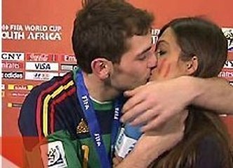 Casillas embrasse sa copine  journaliste en direct