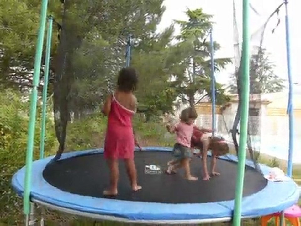 Juillet 2010 - Sur le trampoline chez Laura