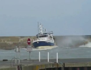 Grandcamp Maisy Chalutier l'Oceano Nox dans les Déferlantes