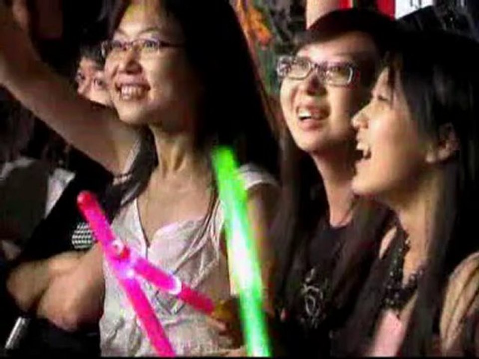 Usher sings in Chinese