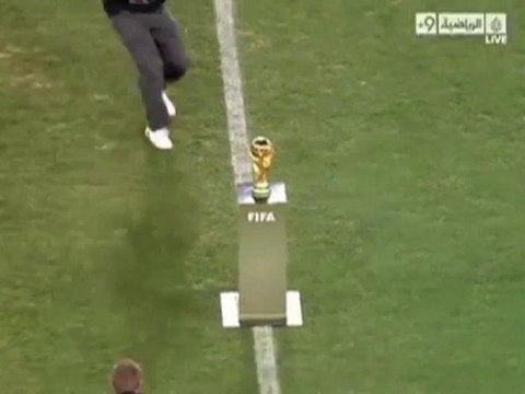 Il tente de voler la coupe du monde