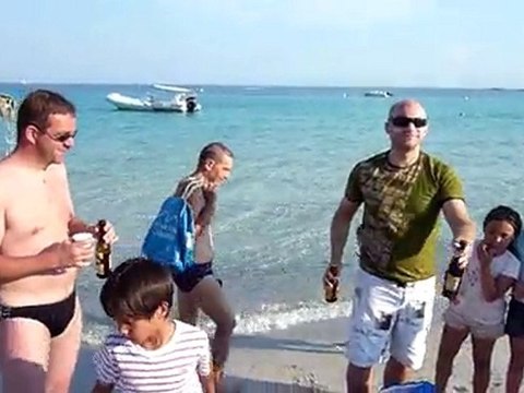 20100629 Albe ouvre une bière Corse