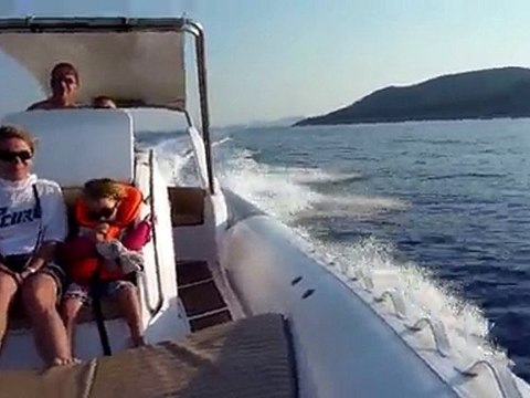 20100629 Alex conduit le bateau Corse