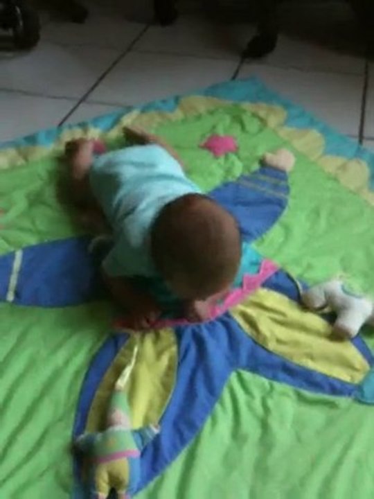 Tyliann qui fais du ventre/dos A 1 mois et demi