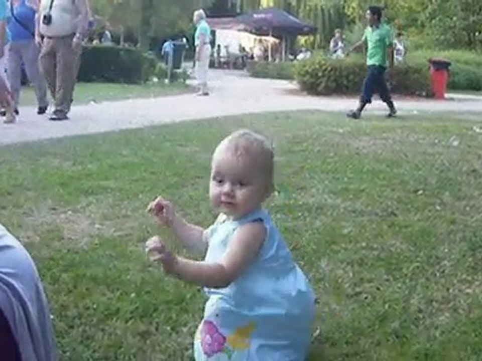 Lyson tiens debout seule et observe le spectacle