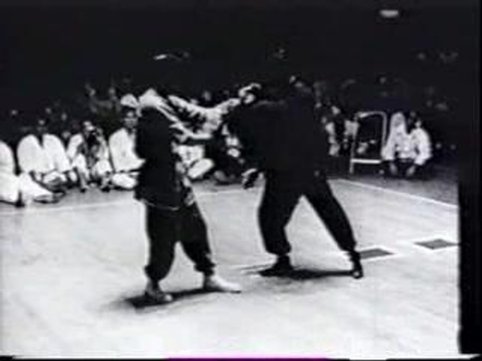 Bruce Lee demonstrates super fast kick