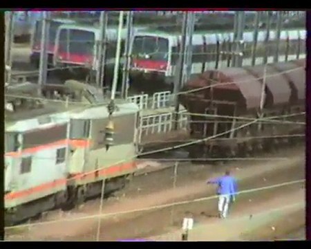 MISE EN TETE D'UN TRAIN DE DEUX BB 25500 A ACHERES - 1997