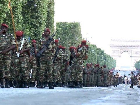 Des amazones sur les Champs Elysées