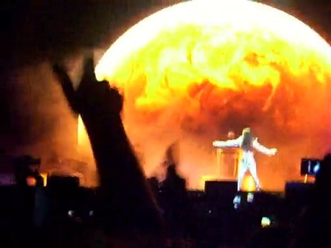 Black Eyed Peas Meet Me Halfway Main Square 2.07.2010