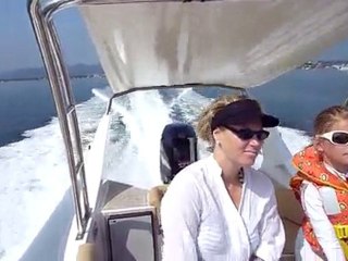 20100630 Clara conduit le bateau 1 Corse