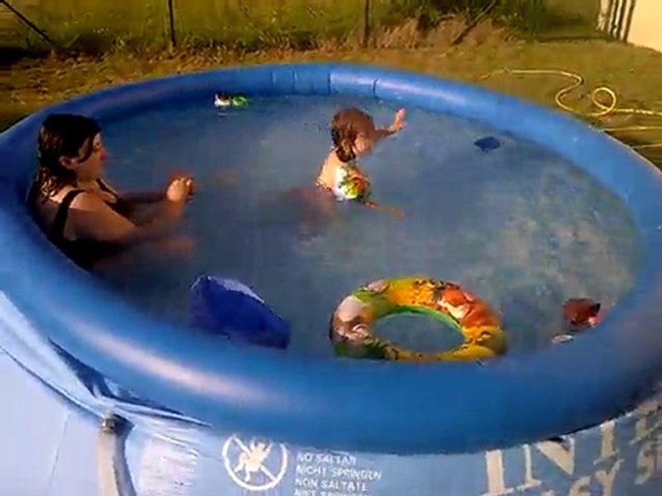 Rose dans la piscine