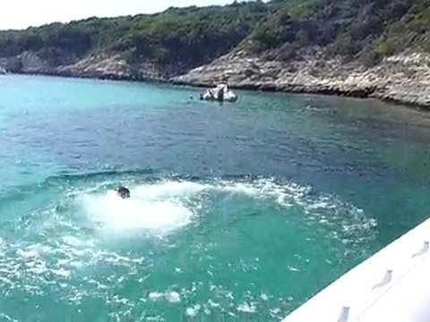 20100630 Laurent saute du bateau Corse