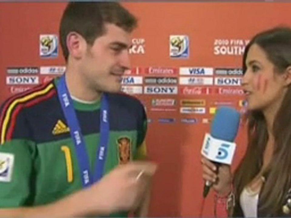 Romantyczny finał finału! CASILLAS CAŁUJE NARZECZONĄ