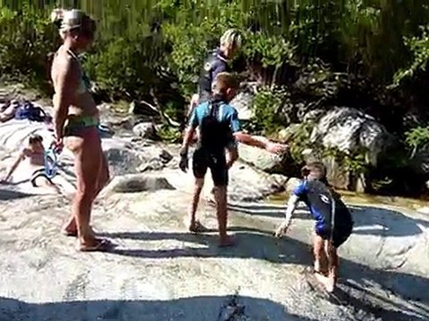 20100701 Enfants petit toboggan torrent Corse