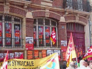 Le 13 juillet, devant le siège de l'UMP