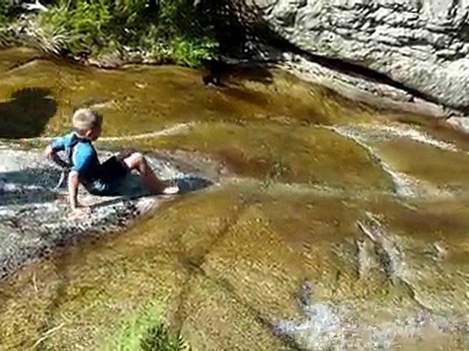 20100701 Clara et Alexandre toboggan torrent Corse