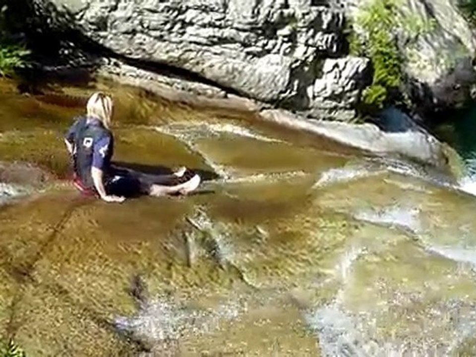 20100701 Clara et Valerie toboggan torrent Corse