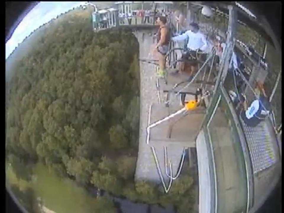 Jean-Louis saute à l ' élastique