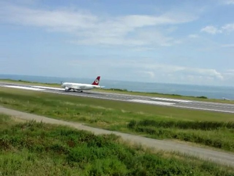 trabzon havalimanindan ucak kalkarken