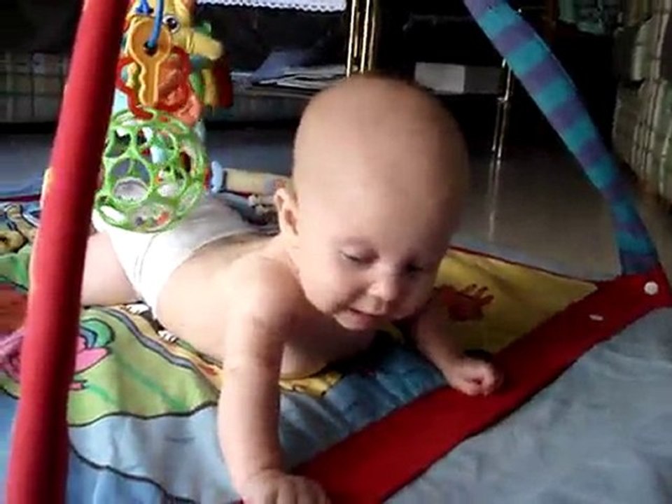 Je m'éclate maintenant  que je sais me mettre sur le ventre