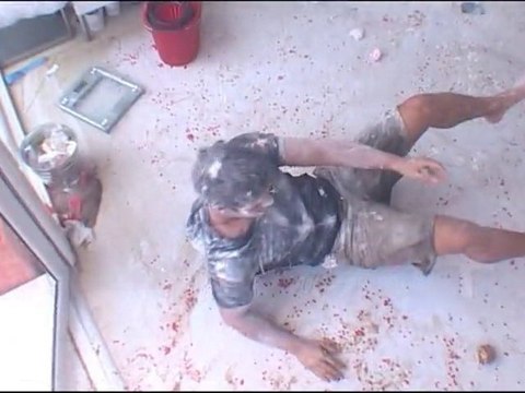 Joli gadin dans la salle de bains