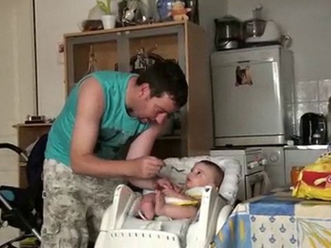 Lucien mange son premier petit pot