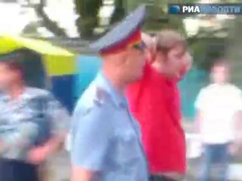 Милиционеры отобрали деньги и обувь у избитых ими фанатов