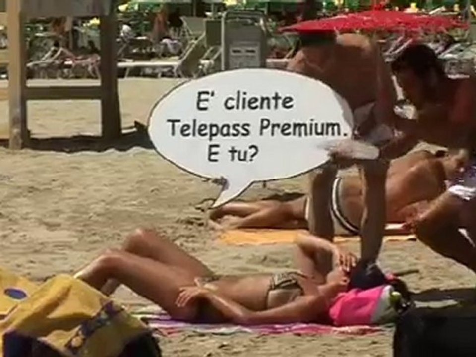 maggiordomi sulla spiaggia coccolano i bagnanti