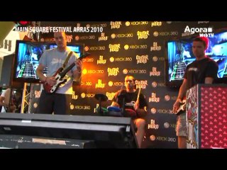 UNE 3e SCENE POUR LE MAIN SQUARE AVEC GUITAR HERO TOUR XBOX