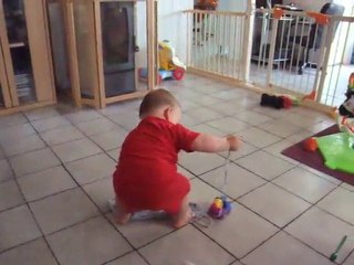 Célian marche - 14 mois - n°2