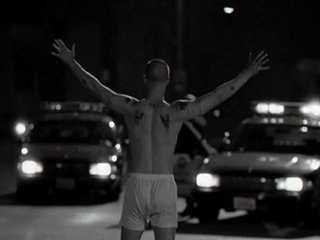 American History X 1998 -Unutulmaz kaldırım sahnesi