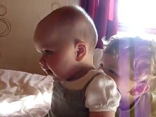 noe fanny cache cache sur le lit