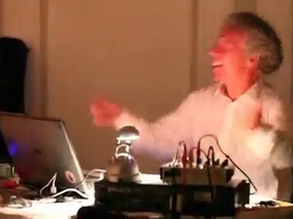 glücklicher DJ