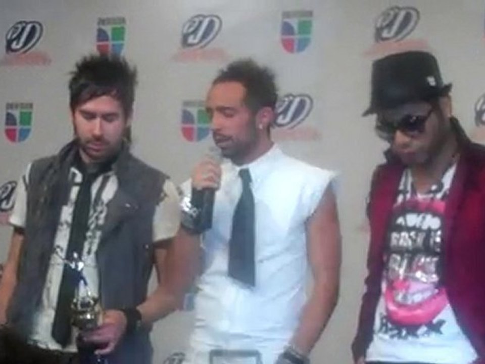 Camila hablan con los medios en Premios Juventud